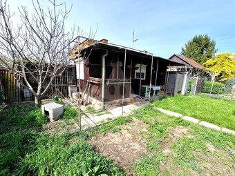 Udržiavaná záhrada s chatkou v obľúbenej lokalite Tehelňa - 5