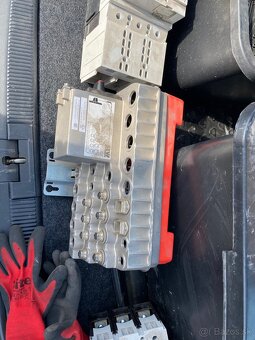 Ističe hlavné spínače - 5