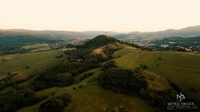 NOVÁ CENA Ponúkame Vám na predaj slnečný stavebný pozemok v - 5