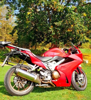 Honda VFR 800 F, posledny model 2014-2021,kup SR, minimum km - 5