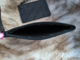 Čierna kozmetická taška + kľúčenka Guess - 5