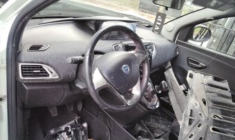 Lancia Ypsilon 1.2 2013 Predám ZADNÝ NÁRAZNÍK, DVERE, MOTOR - 5