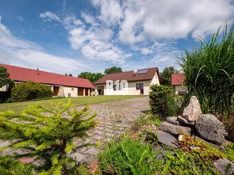 Ponuka rodinného domu s krásnym pozemkom a dvojgarážou - 5