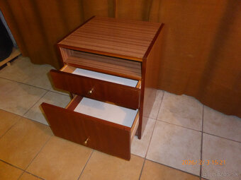 Predám nočný stolík s taburetkou - 5