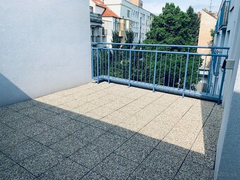 Reprezentatívne kancelárie v centre s parkovaním a terasou, - 5