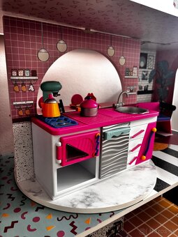 LOL Surprise drevený domček - 5