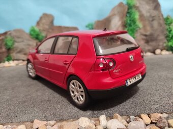 Prodám model 1:18 Volkwagen Golf V - 5