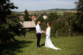 Svadobné šaty s jednoduchými líniami - 5