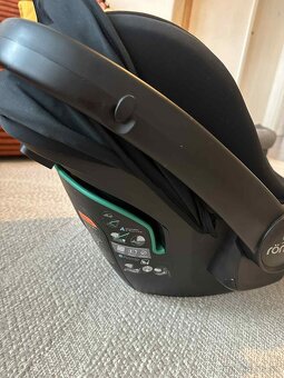 Britax Römer Baby-Safe 2 i-Size so základňou - 5