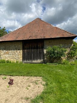 NEPREHLIADNITE -rodinný dom s veľkým pozemkom a stodolou - 5