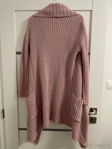 Dlhý sveter v púdrovo ružovej farbe - 5