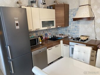 Krásna rohová kuchynská linka s barovým pultom - 5