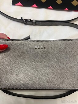 Strieborná crossbody DKNY kabelka - 5