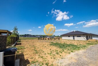 NA PREDAJ – POZEMOK 969m2, stavebné povolenie a IS, Nitra – - 5