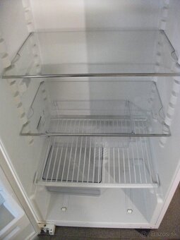 Pekná,zachovalá chladnička s mrazákom zn.LIEBHERR. - 5