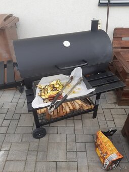 Predám gril s udiarňou na uhlie s otáčavou ihlou KRISTEN - 5