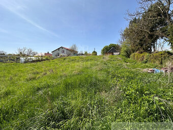 Pozemok v tichej slepej uličke v obci Semerovo - 5