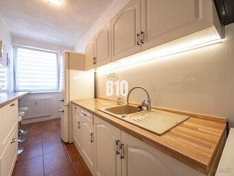 REZERVOVANÉ 2 a pol izbový byt s loggiou - zariadený - 61 m2 - 5