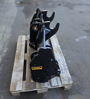 Predný rýchloupínač na traktorbáger Mecalac / Terex TLB990 - 5