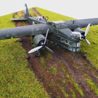 Predám AERO MB-200, plastikový model, mierka 1/72 - 5