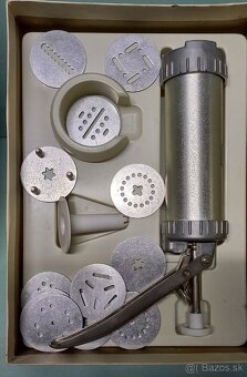 Predám retro lis na cesto/zdobička zn. Universal - 5