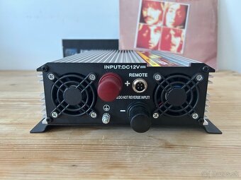 Menič napätia Carspa (inverter) z 12v na 230v + USB 1600w - 5