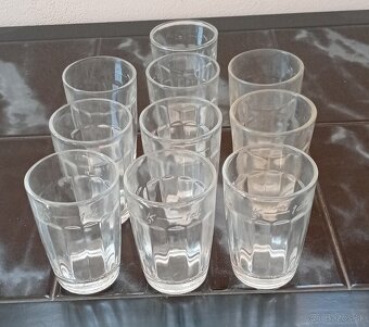 Veci zo skla, kredenc, stoličky, pokladňa a mix dalších veci - 5