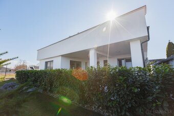 Domov v oáze pokoja s udržiavaným pozemkom 4348 m2 v MA - 5