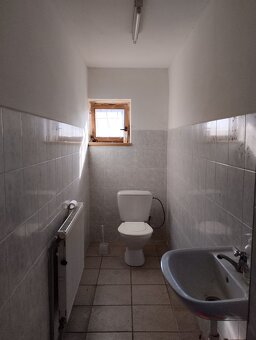 819 m2 samostatne stojaca hala s kanceláriou a 1izb. bytom - 5