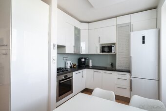 Priestranný 3i byt s balkónom a lodžiou na predaj vo Vrakuni - 5