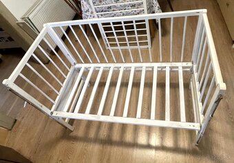 Detská postieľka s možnosťou zosunutia jednej strany ohrady - 5