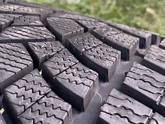 Orig. alu disky. AUDI 5x112 8J x18 ET 25 VW 245 45 R18 zimn - 5