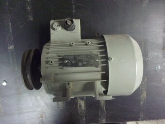 ELEKTROMOTOR Z MÍCHAČKY NA 220 V - 5