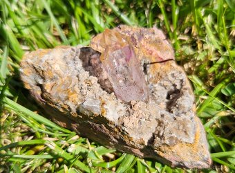 29mm kryštál Ametystu s kryštálmi kalcitu v ryolite, Namíbia - 5