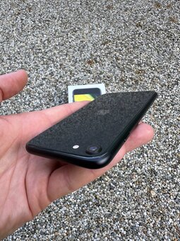 IPhone SE 2020 - baterie 100% - 5