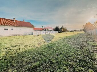 Stavebný pozemok pre rodinný dom/bytovú výstavbu - 2410 m2 - 5