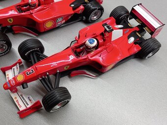3x F1 FERRARI F2001 a F2000 SCHUMACHER HOTWHEELS 1:18 - 5