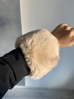 Nádherná zimná bunda s kožušinovým golierom - 5