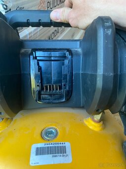Dewalt AKU kompresor DCC1054 - na náhradné diely - 5