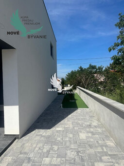 Novostavba domu s výhľadom na more a bazénom v Chorvátsku v - 5