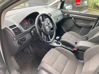 Volkswagen Touran striebornej farby - 5