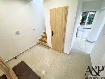 4 IZBOVÝ RODINNÝ DOM S BAZÉNOM, POZEMOK 783M2, RECA, okr. SE - 5
