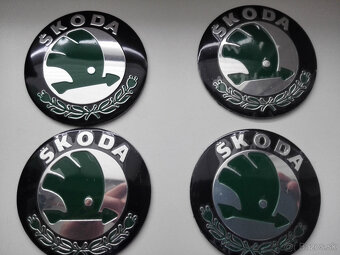 Nálepky na pukličky diskov Škoda 56 mm strieborné a zelené - 5