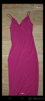 Trblietavé dlhé cyklamenove šaty na ramienka - 5