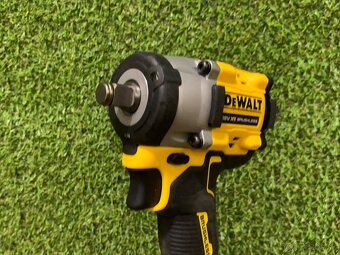DeWALT DCF921NT Aku rázový uťahovák 1/2" (18V/406Nm/bez aku - 5