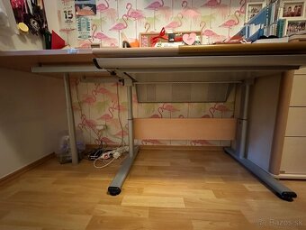 Nastaviteľný písací stôl a stolička - 5