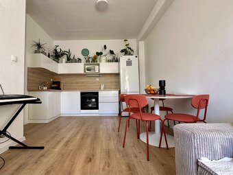 Apartmán s výhľadom na zeleň len 3 minúty od centra BB 🌿 - 5