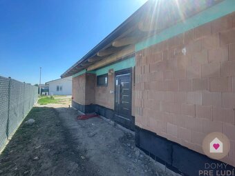 Krásny 4 izbový RD bungalov 92,26 m2 na pozemku 495 m2, Sene - 5