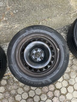 Predám 215/60 R16 - 5