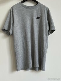 Nike Svetlosivé pánske tričko M s krátkym rukávom a logom - 5